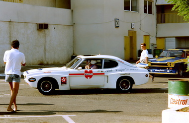 Mitglieder vom damaligen einheimischen Motorsport Club mit ihren renntauglichen Capri's
Members of the local motorsport club at the time with their race-ready Capri's
Les membres de l'ancien Motorsport Club local avec leurs Capri de course